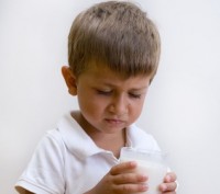 bambino guarda bicchiere di latte