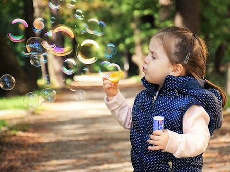 Bolle di sapone: come fare il liquido a casa per bambini, la ricetta