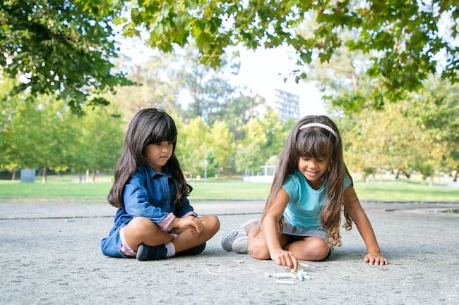 10 giochi da fare all'aperto per bambini di tutte le età