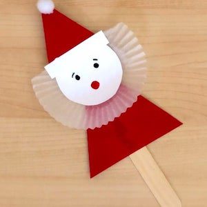 Piccolo Babbo Natale con carta e bastoncino del gelato