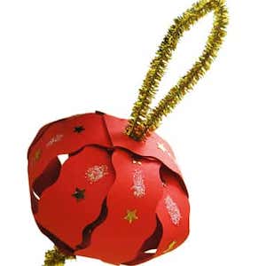 Pallina di Natale con la carta