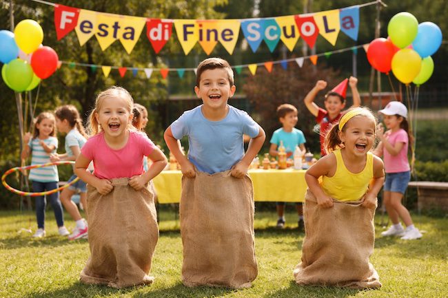 bambini che giocano durante la festa di fine anno scolastico all’aperto