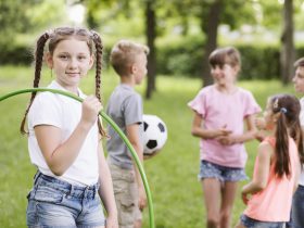 bambini che giocano all’aperto in estate