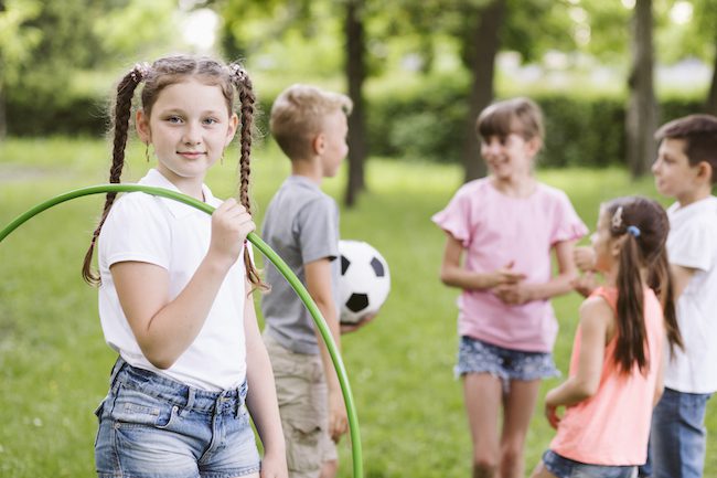 bambini che giocano all’aperto in estate
