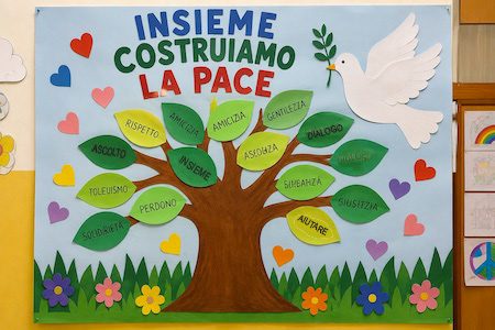 Cartellone della pace con albero dei valori Cartellone della pace con albero dei valori realizzato dai bambini