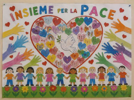 Cartellone con il cuore della pace Cartellone della pace con cuore realizzato dai bambini