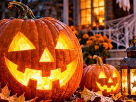 Zucca di Halloween illuminata davanti a una casa decorata per la festa, con il titolo Dolcetto, scherzetto... anche quest'anno Halloween!